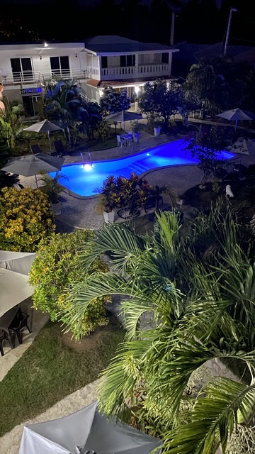 Hôtel restaurant avec piscine à vendre à Cabarete (extérieur de nuit)